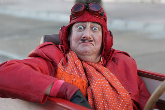 Peugeot_O-Barao-Vermelho-com-sua-Lata-Voadora-no-set-de-Corrida-Maluca-criada-pela-YR-para-Peugeot