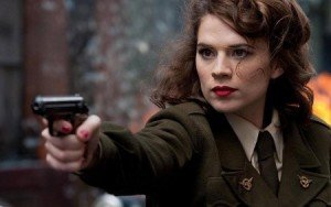 Hayyley Atwell como a Agente Peggy Carter