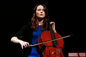 Amy Acker como a violoncelista Audrey