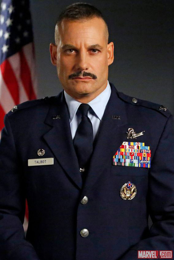 Adrian Pasdar como Glenn Talbot Adrian Pasdar como Glenn Talbot