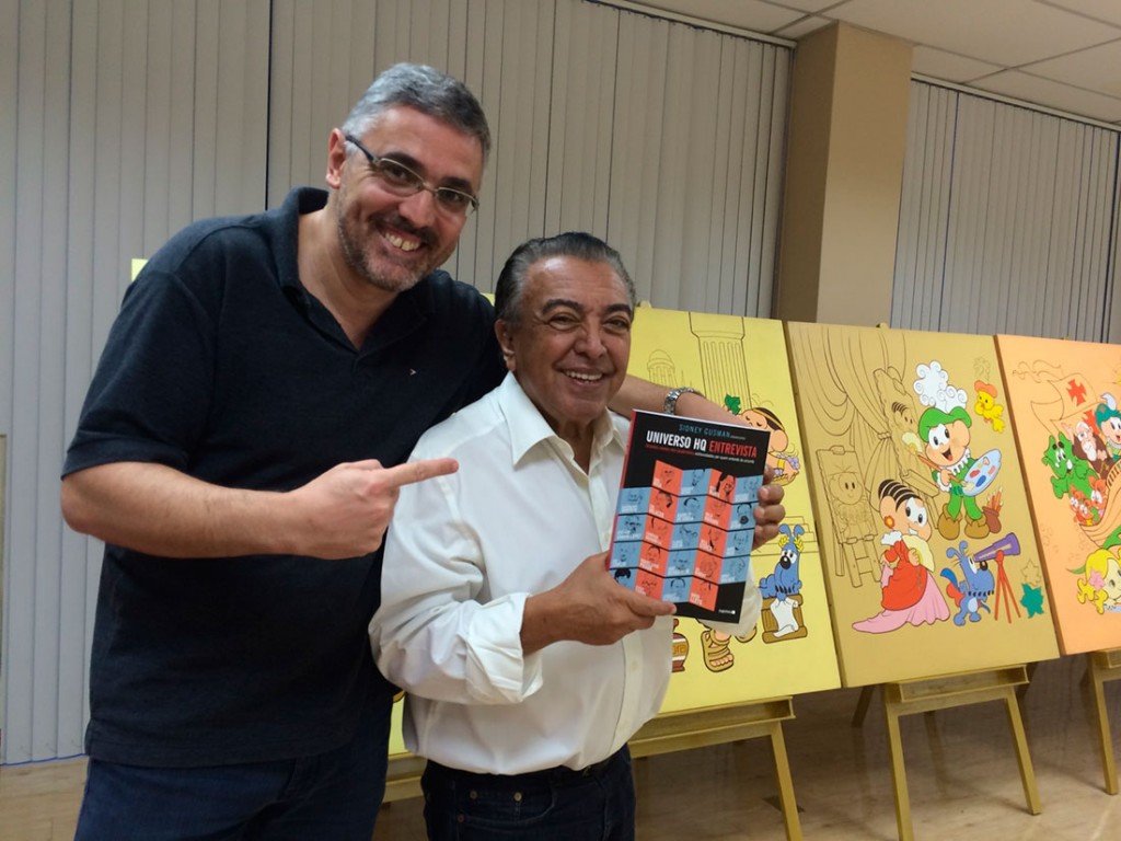 Mauricio de Sousa recebe o livro Universo HQ Entrevista